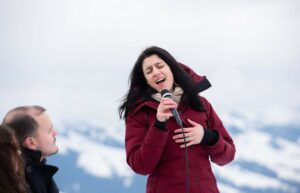 Sängerin an Winterhochzeit auf Klewenalp im Kanton Nidwalden