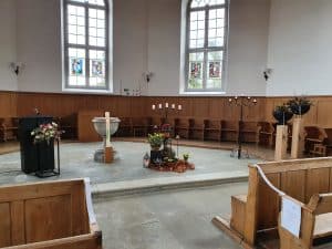 Gesang an Abdankung in Kirche.