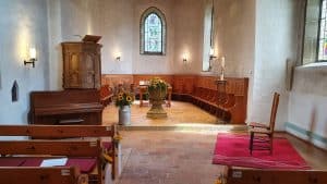 Hochzeitssänger für Auftritt in Kirche.