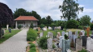 Sängerin an Abdankung auf Friedhof Worben.