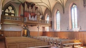 Hochzeitssängerin an Trauung in reformierter Kirche.