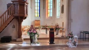 Sängerin an Abdankung in Kirche Sissach.