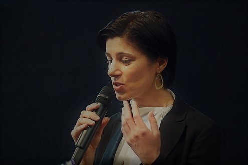 Natalie Gozzi, die Sängerin für Trauerfeier in Unterentfelden AG buchen.