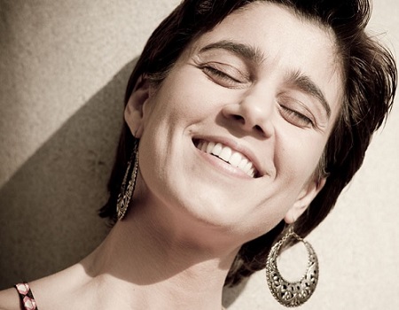 Die Sängerin Natalie Gozzi, für Ihre Hochzeit buchbar.