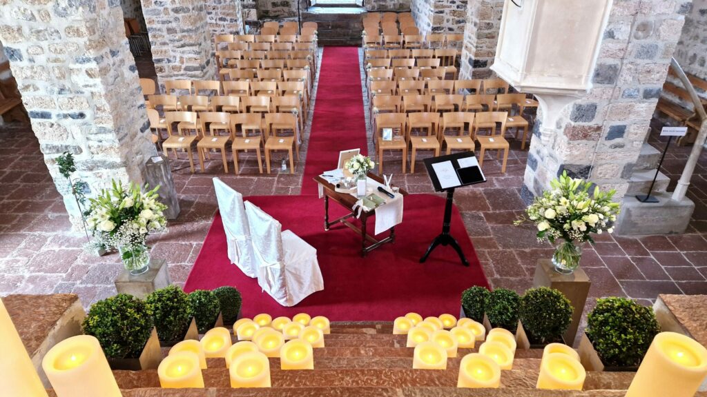 Hier Sängerin für Ihre freie Trauung in einer Kirche buchen.