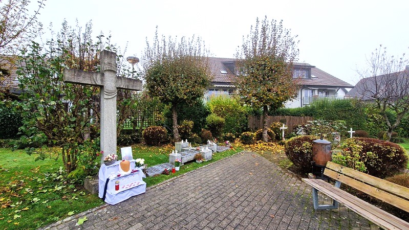 Als Trauersängerin für Beerdigung auf Friedhof Arni AG.