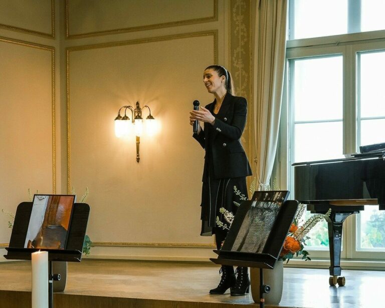 Ihre Sängerin Natalie Gozzi für berührende Momente an Beerdigung und Trauerfeier in Bern.