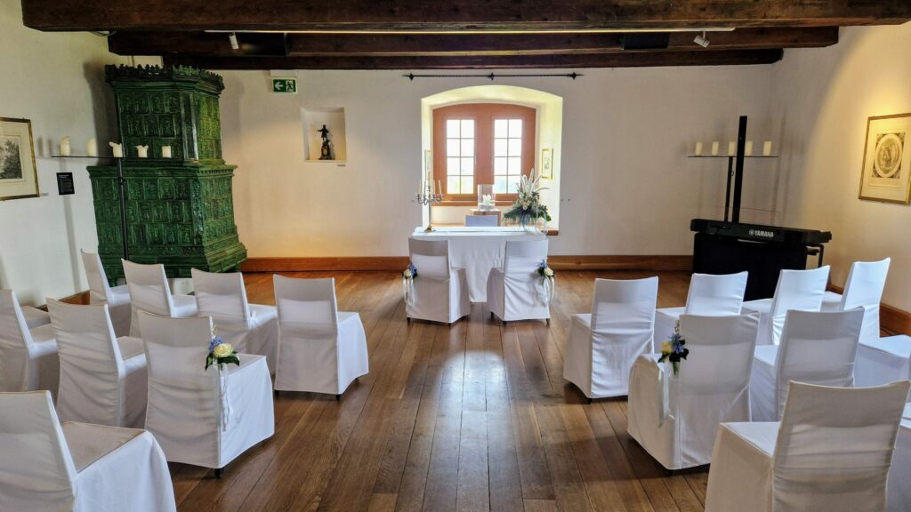 Hochzeitssängerin Natalie Gozzi für Ihre Trauung auf Schloss Habsburg hier buchen.