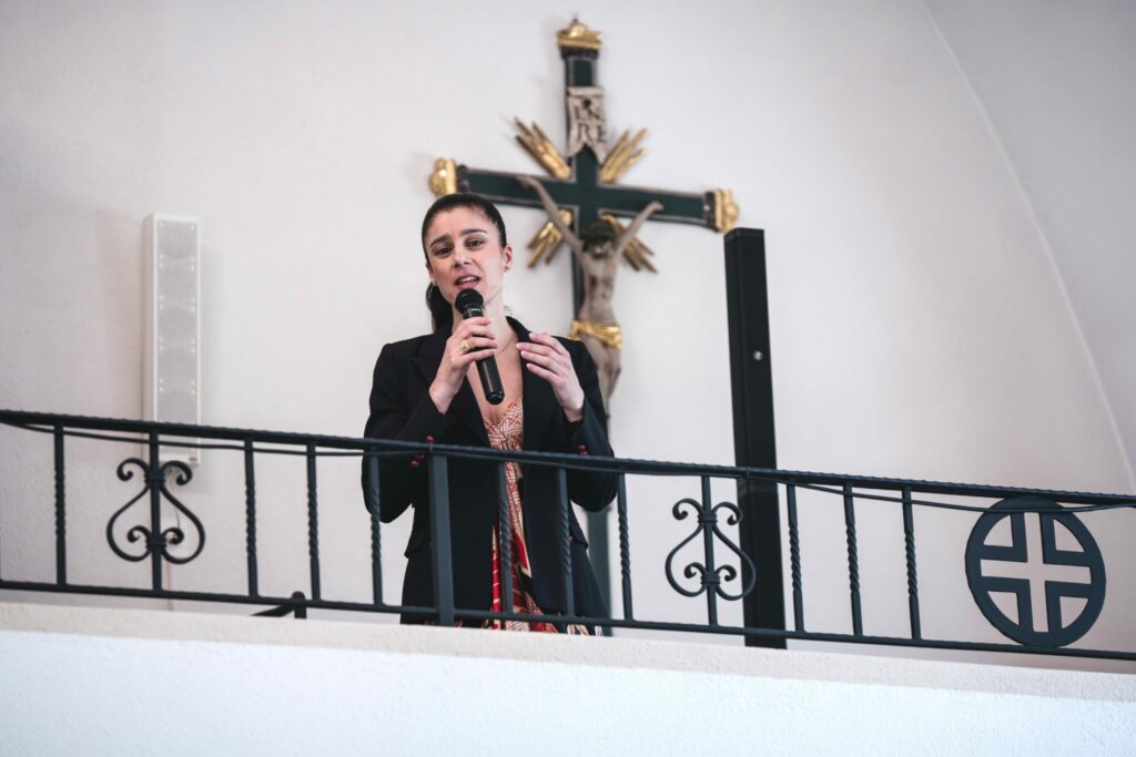 Natalie Gozzi ist die Hochzeitssängerin für Ihre Trauung im Wallis.