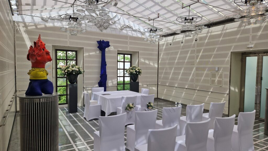 Hochzeitssängerin Nataie Gozzi an Ziviltrauung im Hotel Widder in Zürich.