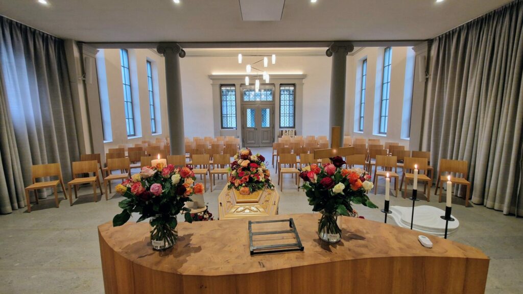 Natalie Gozzi ist Ihres Sängerin für eine Beerdigung im Friedhof Friedental in Luzern.