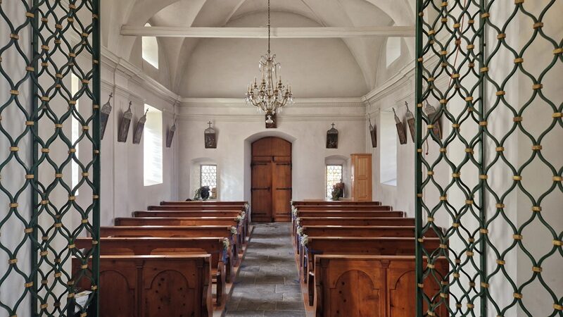 Taufsängerin Natalie Gozzi in Kapelle Winkelmatten in Zermatt.