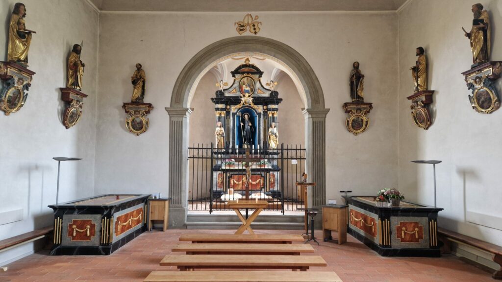Trauersängerin Natalie Gozzi singt an Abdankung in Einsiedeln.