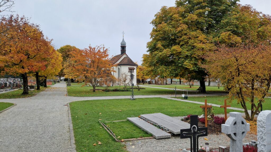 Sängerin Natalie Gozzi für Trauerfeier in Friedhofskapelle Einsiedeln.