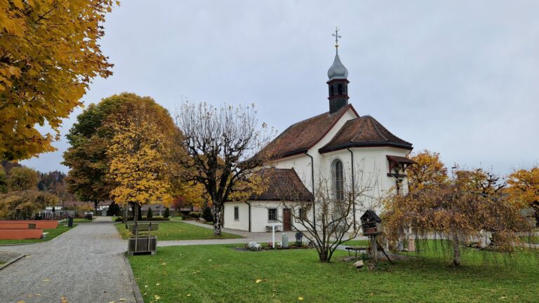 Trauersängerin für Abdankung in Einsiedeln hier buchen.