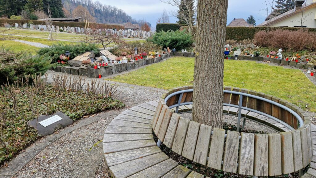 Natalie Gozzi ist die Trauersängerin für Beerdigungen in Spiez und der ganzen Schweiz.