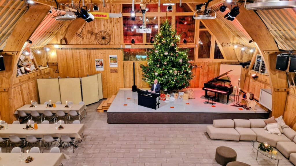 Ihre Sängerin Natalie Gozzi für musikalische Unterhaltung an Geburtstagsfest.