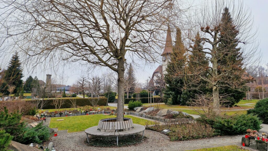 Sängerin Natalie Gozzi an Beisetzung auf dem Friedhof Spiez.