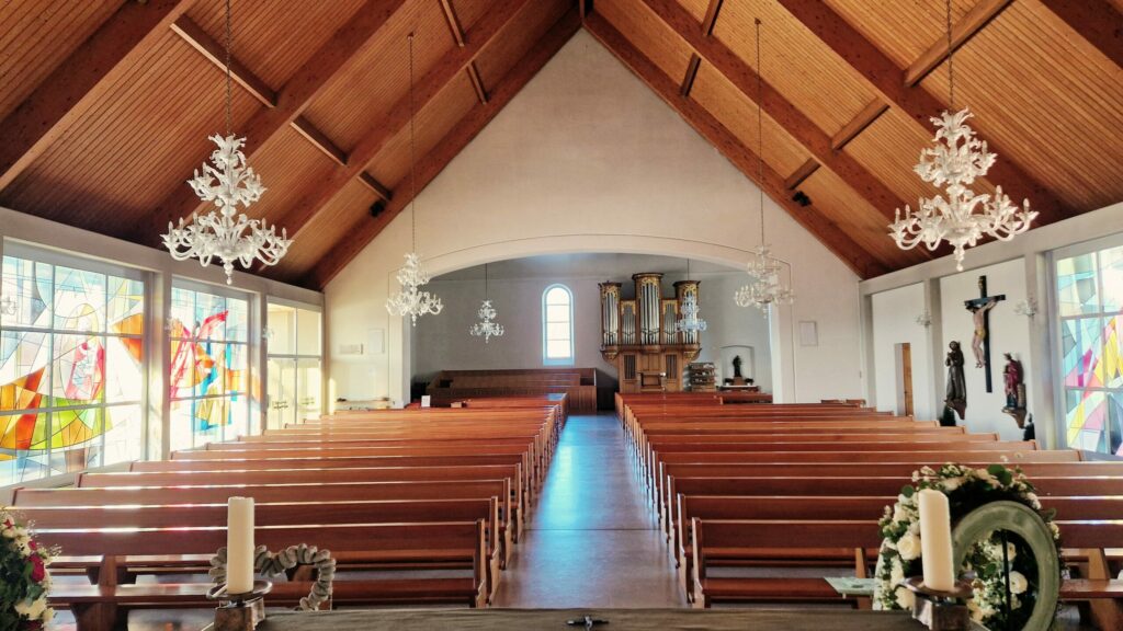 Ihre Sängerin Natalie Gozzi begleitet Beerdigung, Trauerfeier und Beisetzung mit berührenden Liedern.