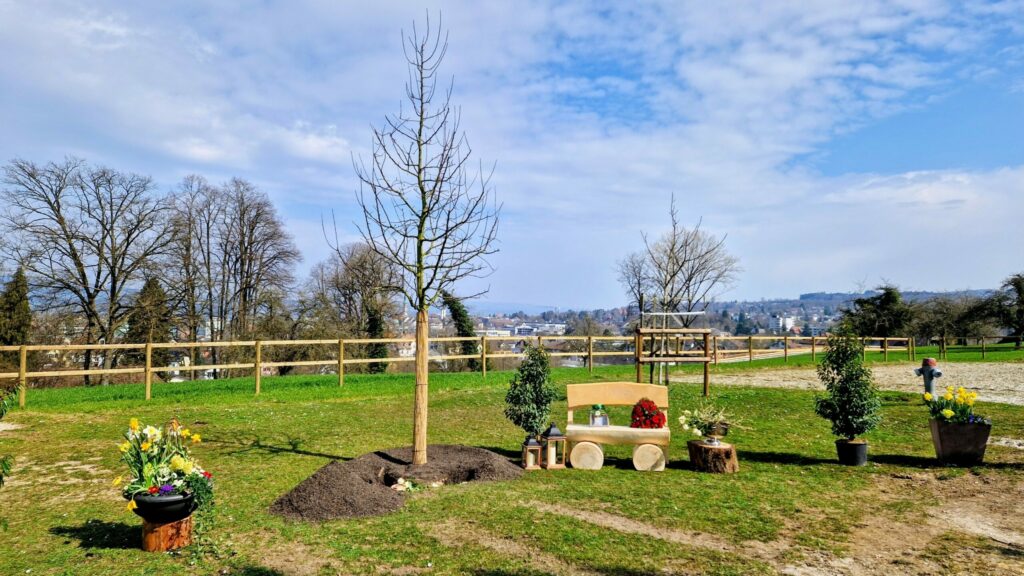 Natalie Gozzi singt an Beisetzung auf Hof in Frauenfeld.