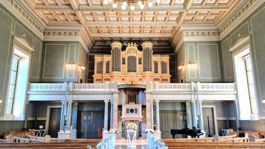 Sängerin Natalie Gozzi für kirchliche Trauung im Neumünster in Zürich.