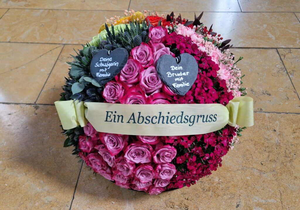 Hier Sängerin für Trauerfeier eines geliebten Menschen buchen.